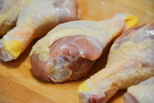 how long can you leave raw chicken out